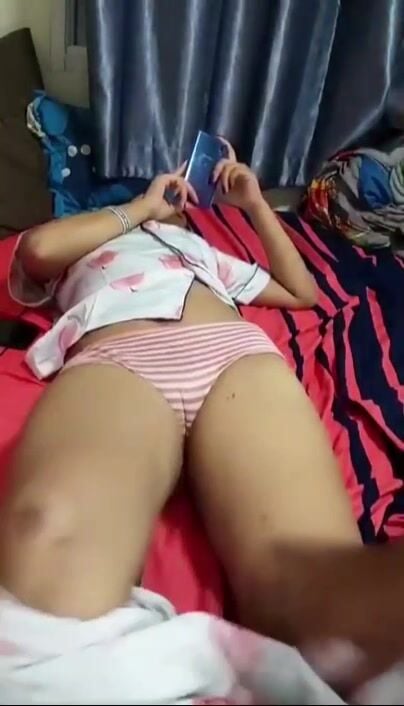 Dụ dỗ em gái 16 tuổi chơi điện thoại, thằng anh họ tụt quần con bé xoe hạt le mò lồn.